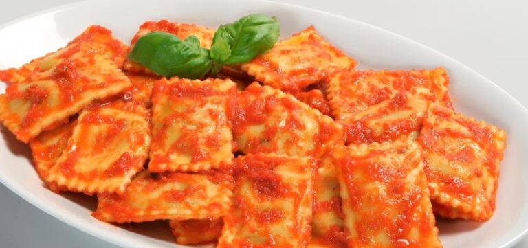 ravioles_espinaca_ricota_con_salsa_tomate